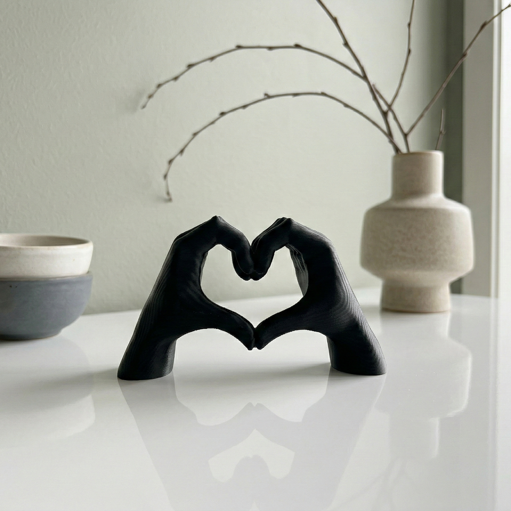 Hjertehænder Skulptur – Moderne Minimalisme til Dit Hjem